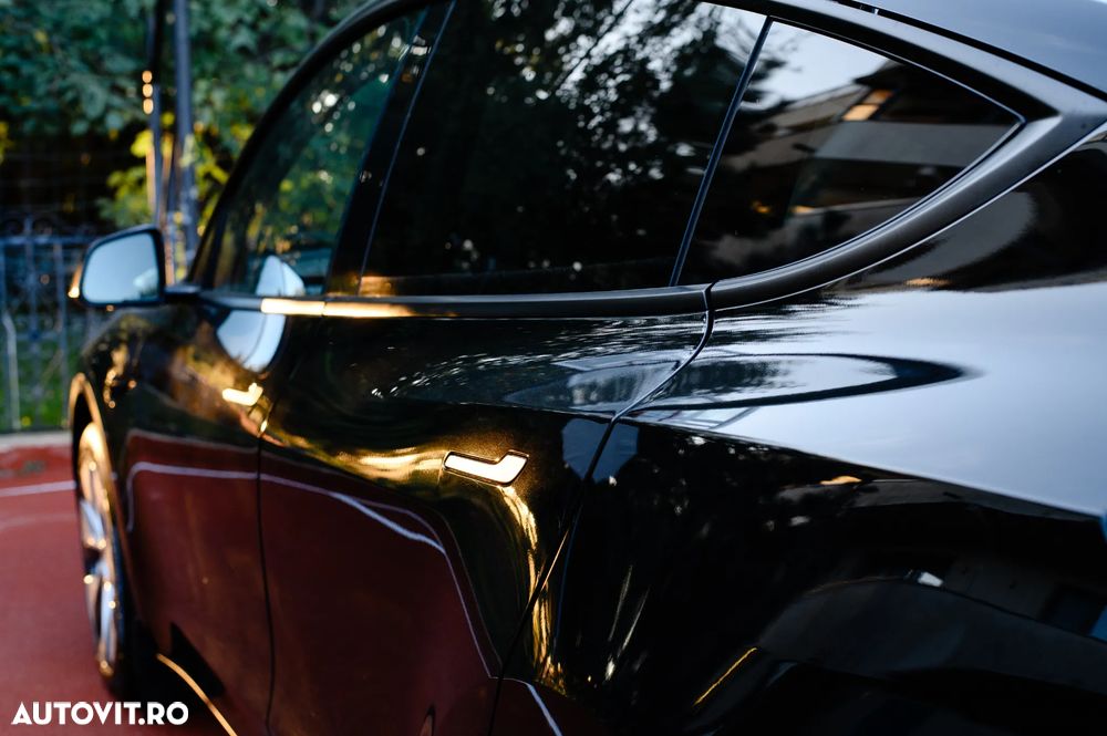 Tesla Model Y - 12