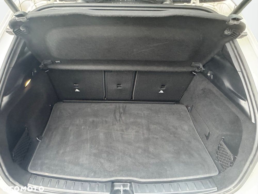 Mercedes-Benz GLA - 16