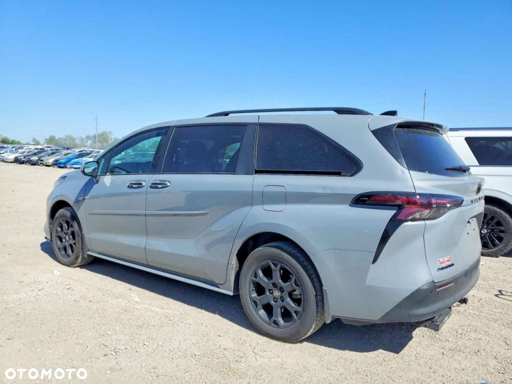 Toyota Sienna - 4