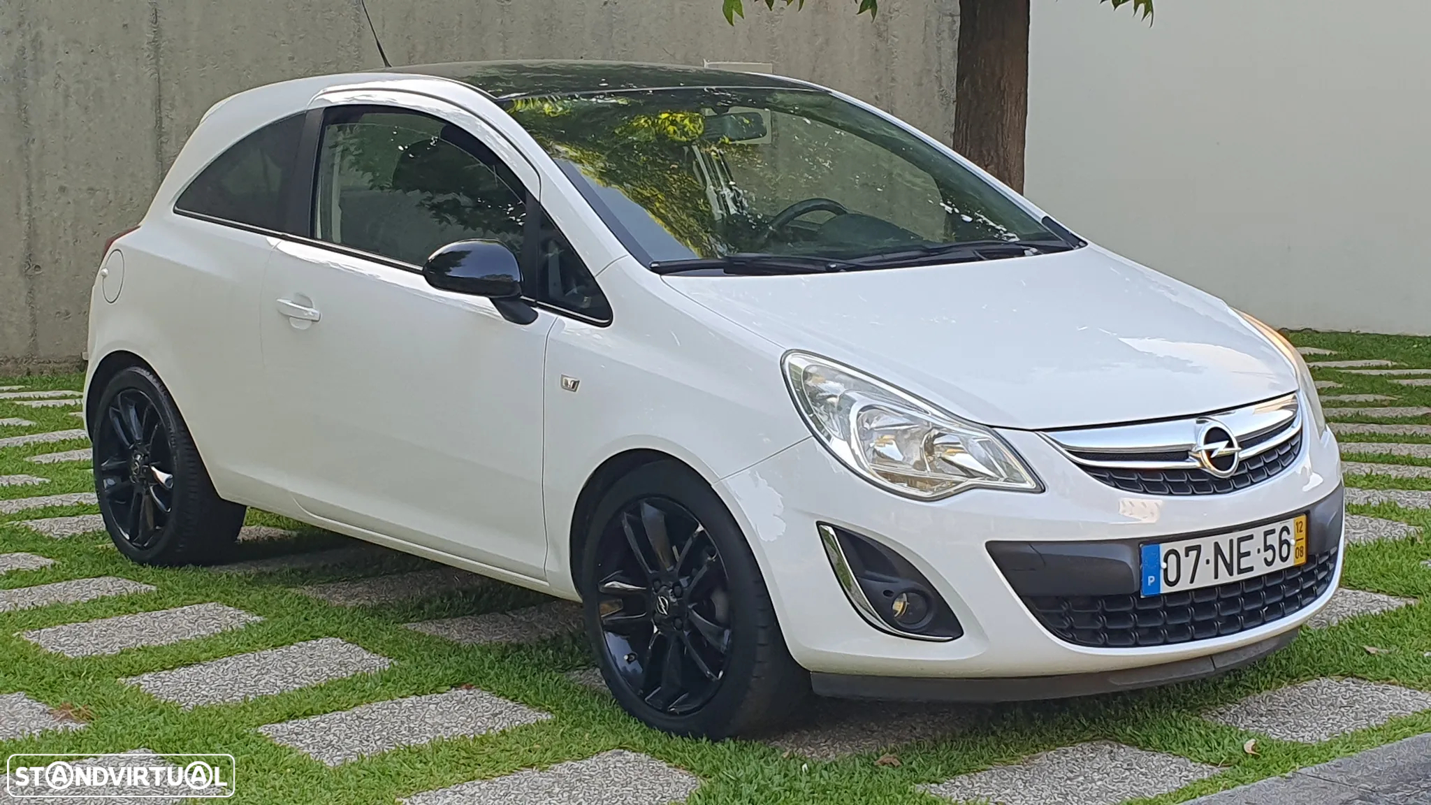 Opel Corsa 1.2 All White - 3