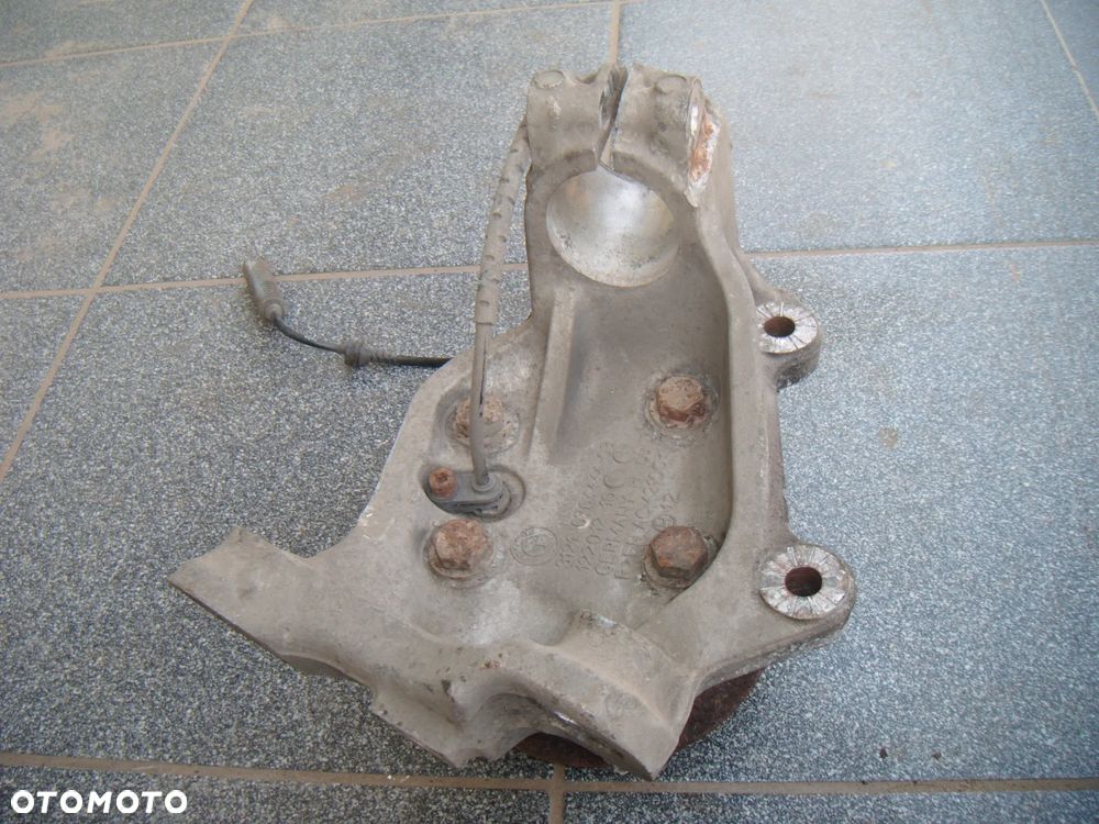 bmw1  e-87 1.6b piasta- zwrotnica prawy przód - 2