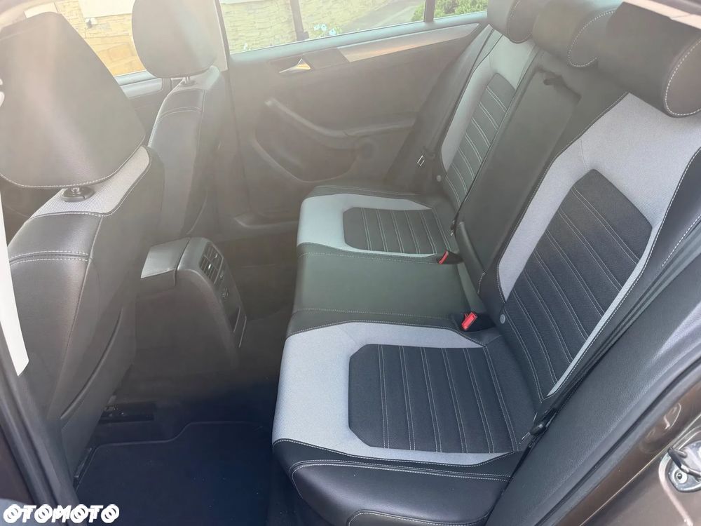 Volkswagen Jetta - 11
