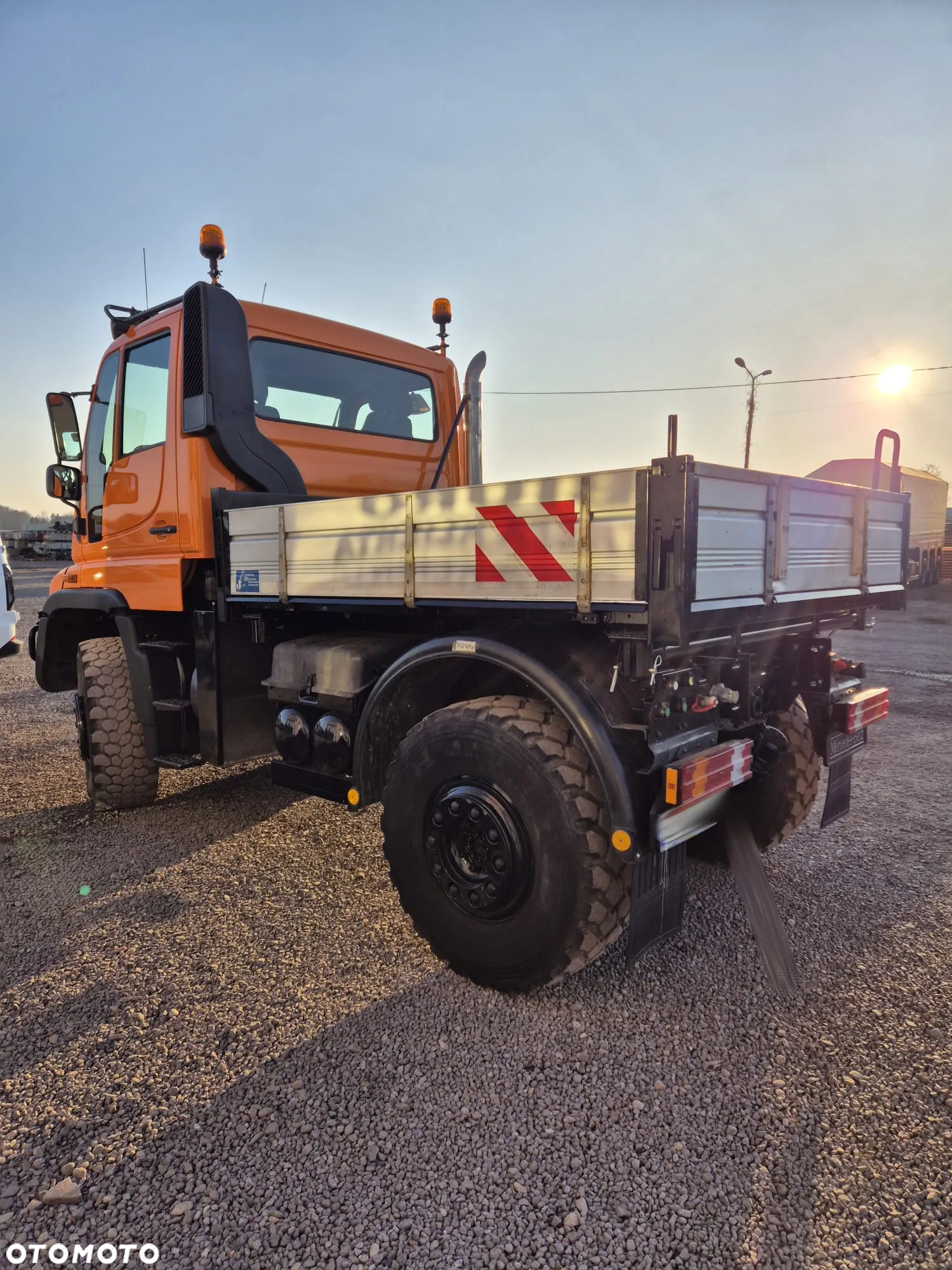 Mercedes-Benz Unimog U400 - 8