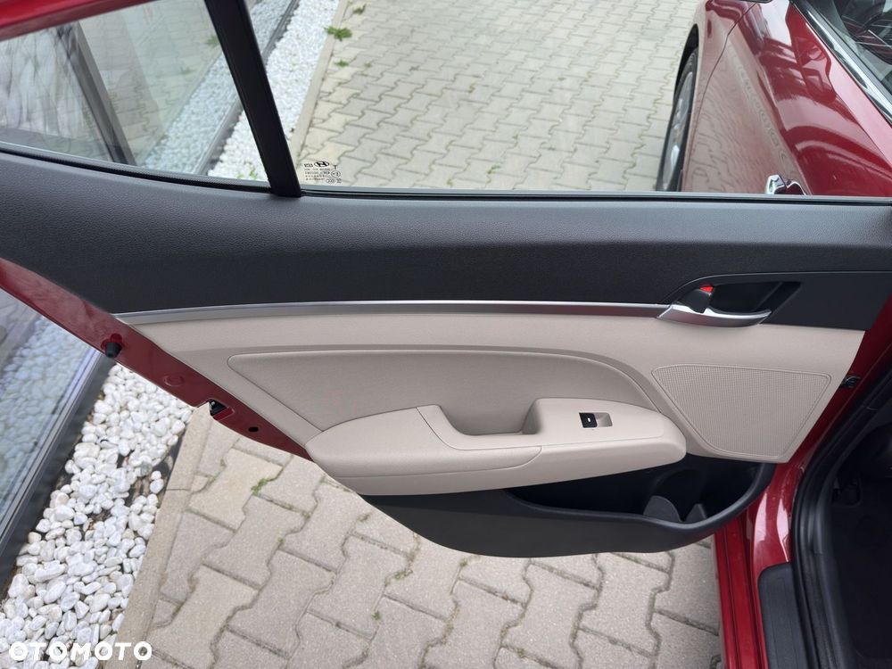 Hyundai Elantra 1.6 Comfort - 21