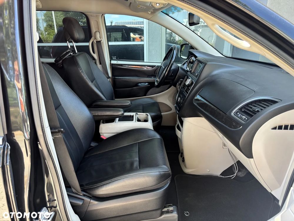 Chrysler Town & Country 3.6 Limited - 8