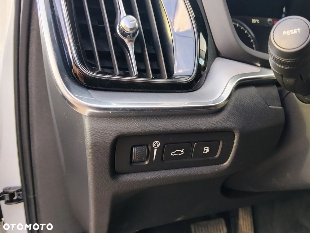 Volvo V60 T6 AWD Plug-In Hybrid Plus Dark - 9