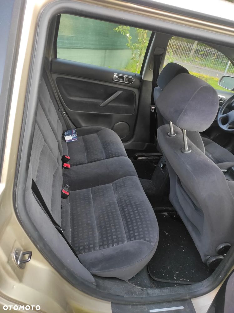 Volkswagen Passat 1.8T Basis - 4
