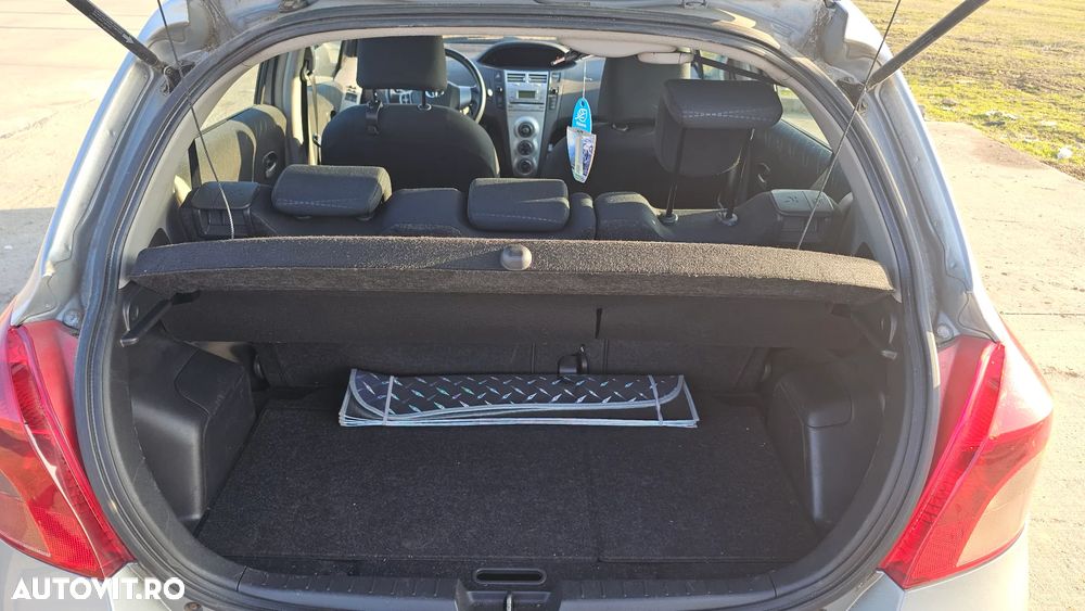 Toyota Yaris 1.3 Aut Luna - 4