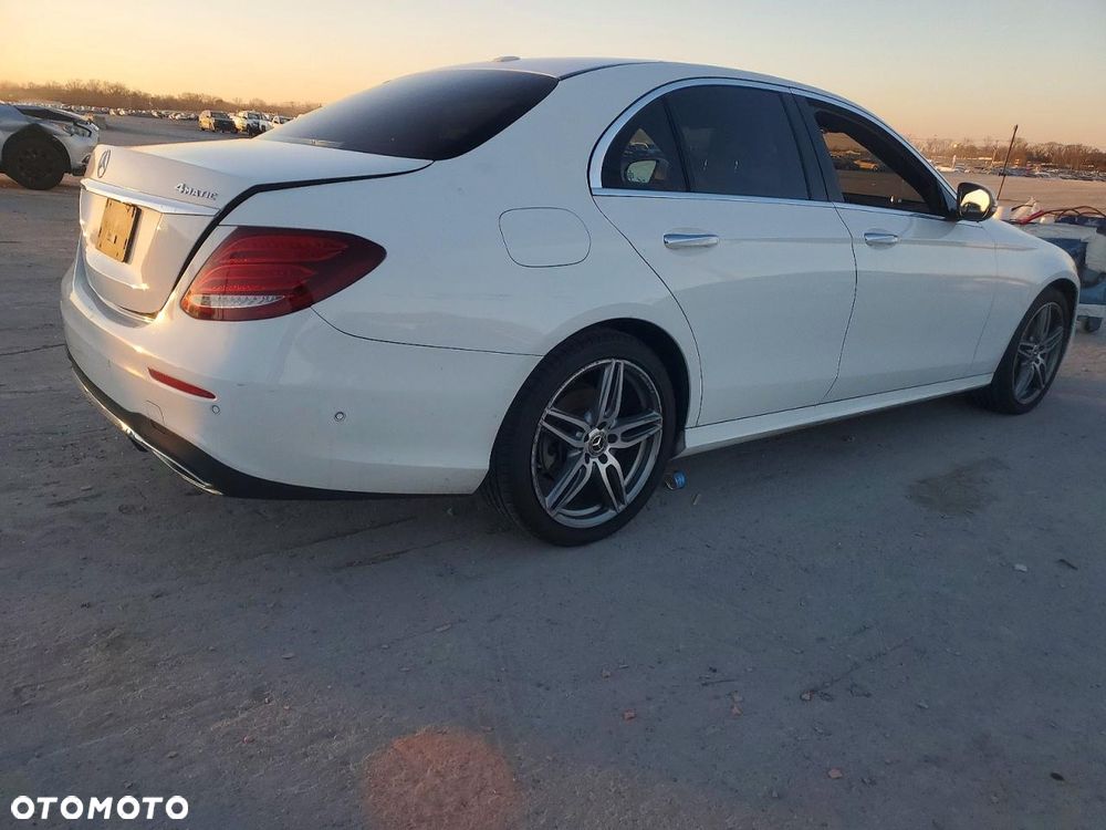 Mercedes-Benz Klasa E 300 9G-TRONIC Exclusive - 4
