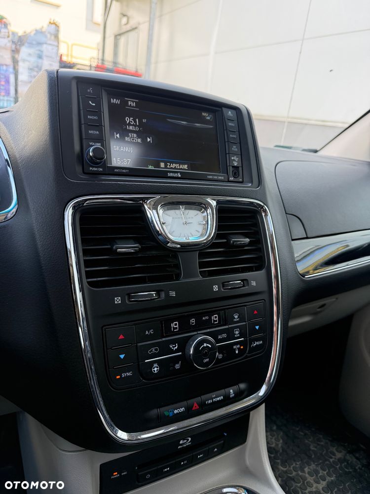 Chrysler Town & Country 3.6 Limited - 19