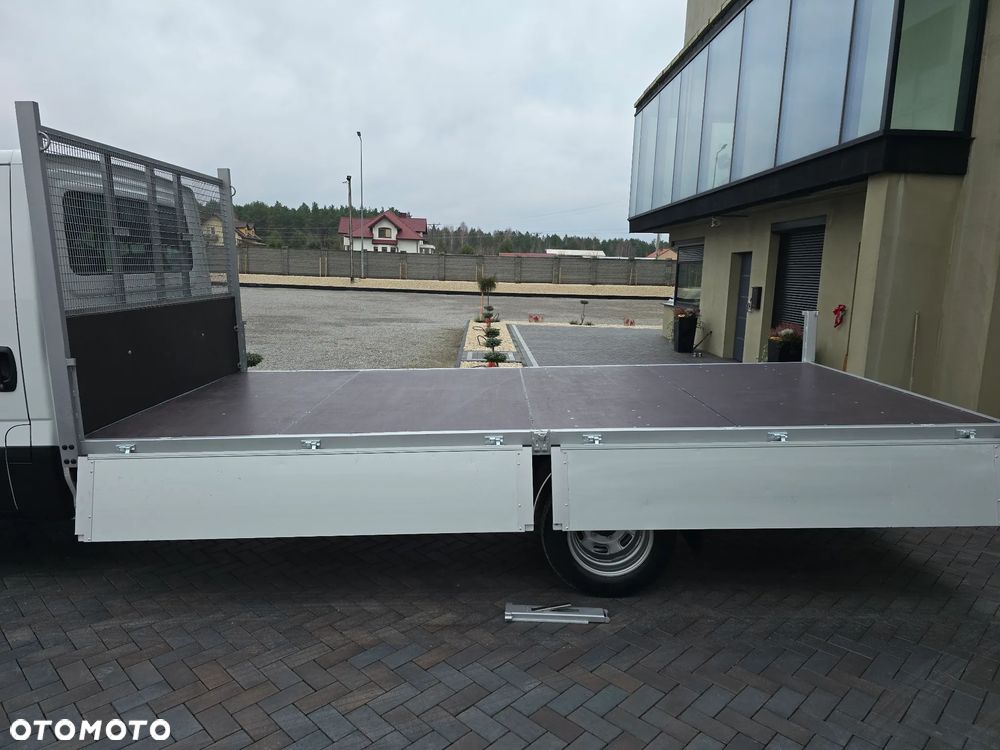 Iveco DAILY DAILY 35C18 / 50C18 HI-MATIC 9PALET 4,50cm Długi 850Kg ŁADOWNOŚĆ SALON PL 39 Tyś km STAN NOWY NOWY NOWY NA GWARANCJI TEMPOMAT FOTEL PNEŁMATYCZNY KLIMATYZACJA AUTOMATYCZNA LEDY BLOKADA MOSTU HAK FABRYCZNY - 13