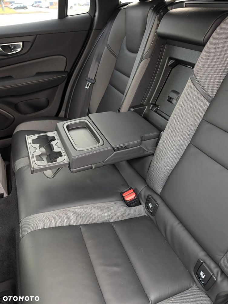 Volvo V60 B4 D R-Design - 37