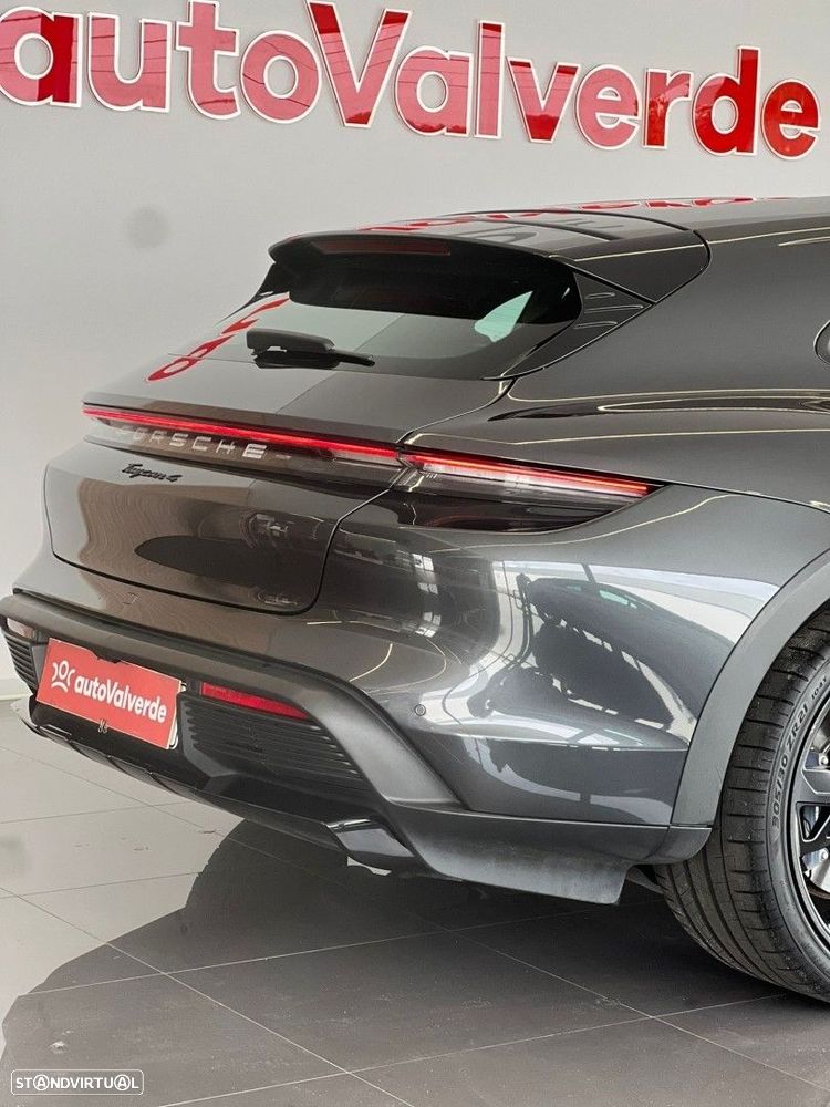 Porsche Taycan Cross Turismo 4 - 14