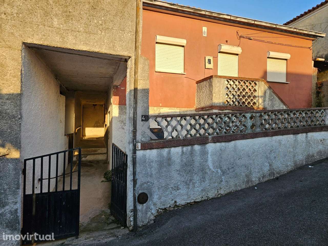 Moradia para recuperar mais garagem  para 4 viaturas - Grande imagem: 2/41