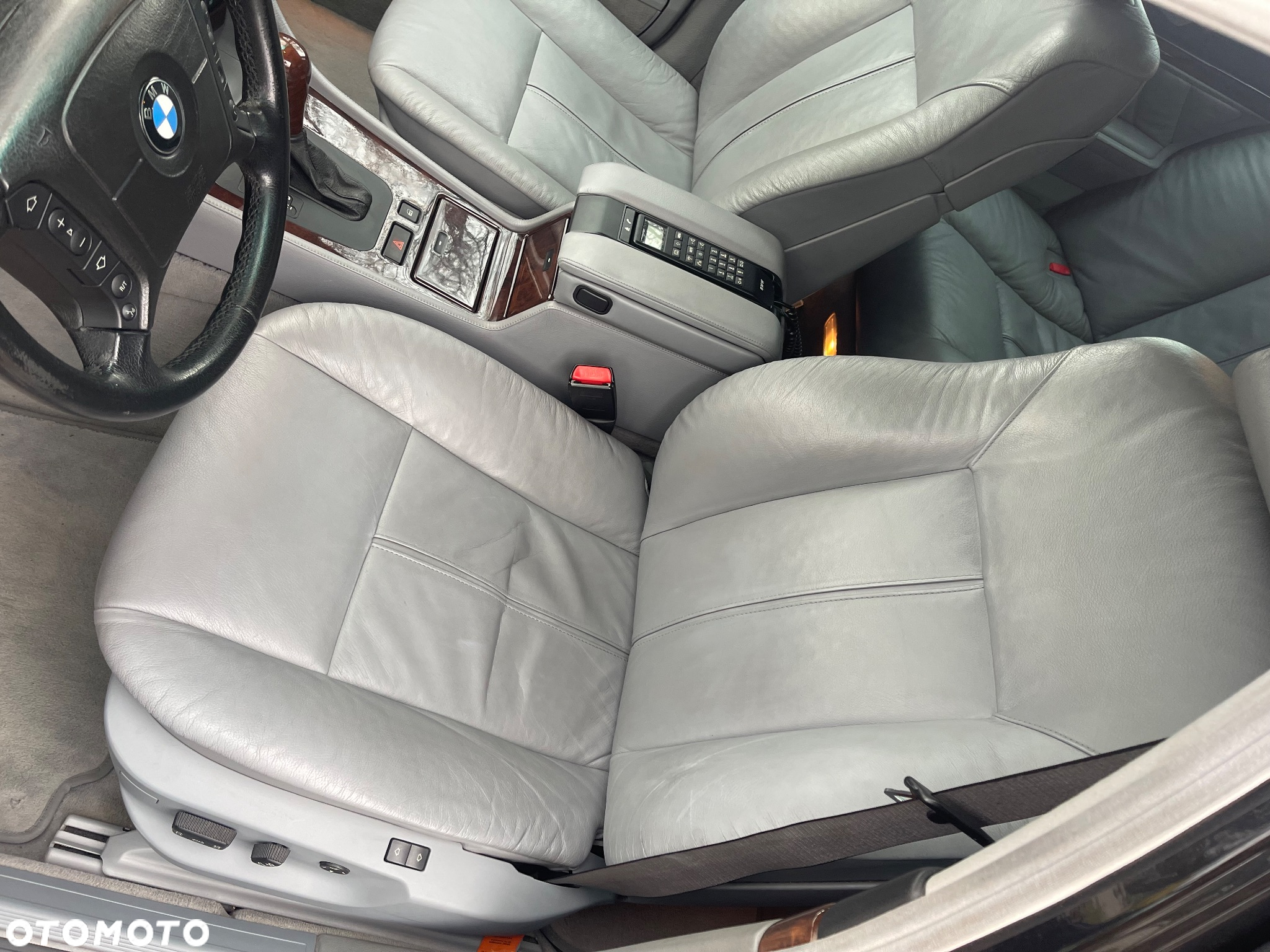 BMW Seria 7 750i - 8