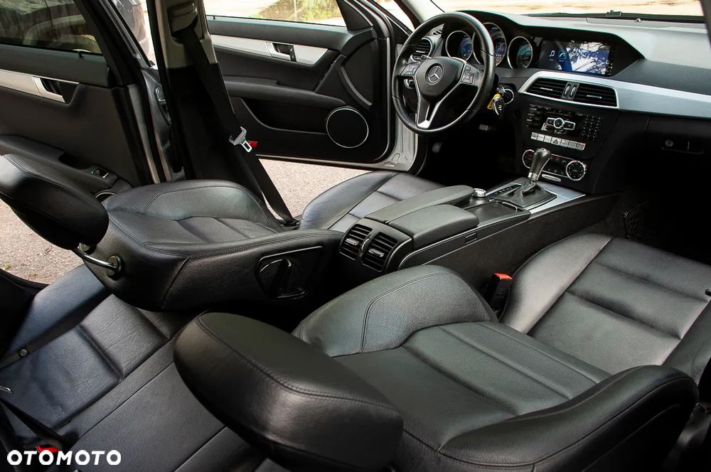 Mercedes-Benz Klasa C 250 CGI BlueEff Avantgarde - 24