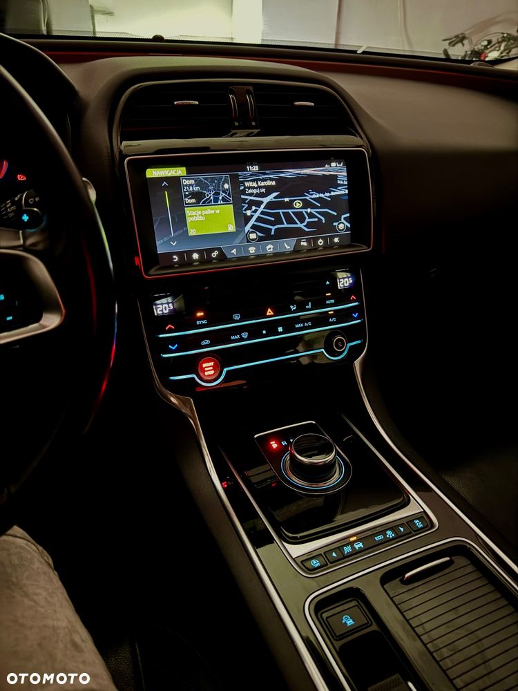 Jaguar XE 2.0 T Prestige - 7