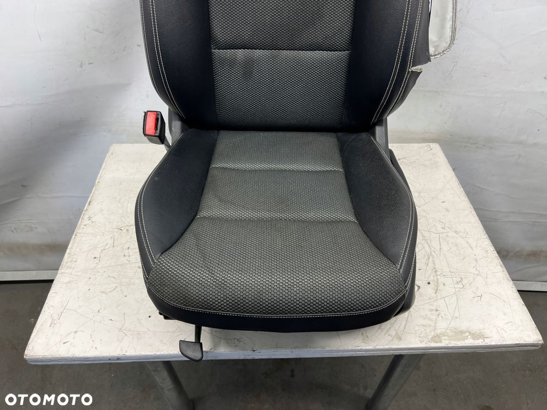 Mercedes-Benz CLA 180D X117 fotel lewy kierowcy - 3