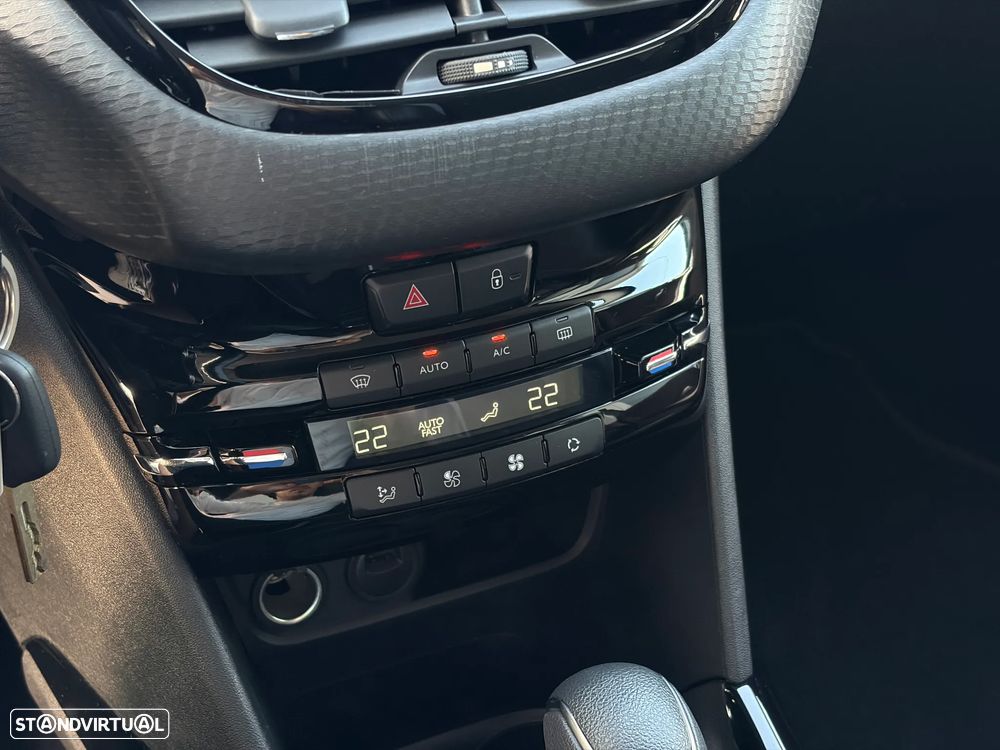 Peugeot 2008 1.2 PureTech Allure EAT6 - 21