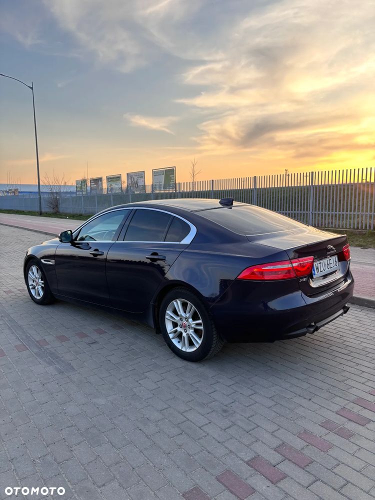 Jaguar XE 2.0 T Prestige - 9
