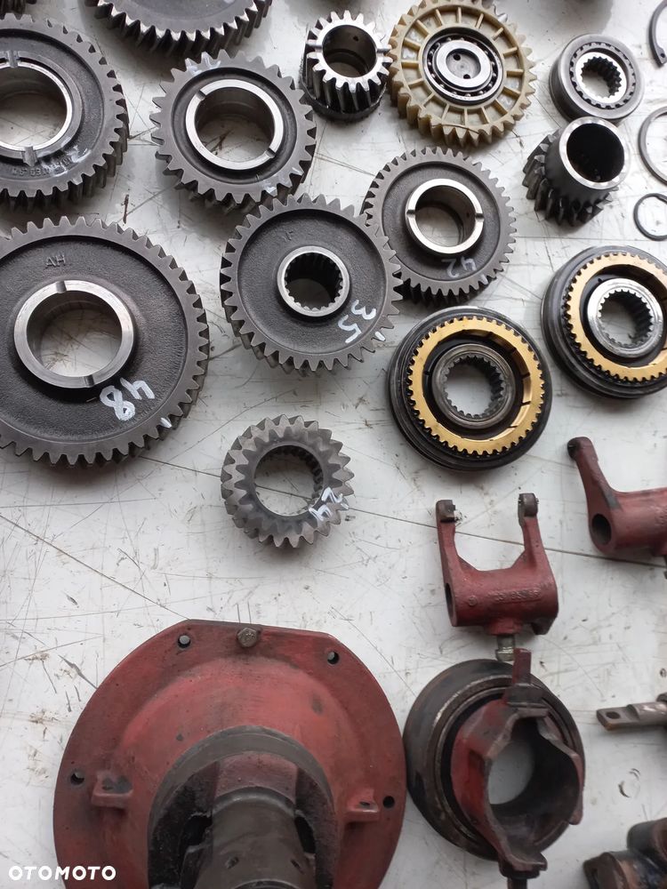 Deutz fahr DX 3.90,3.70,3.10,3.30, 3.65, 3.75,3.50,3.60, G70,4337918,4378828,4342689.WAŁEK,atak,synchronizator,podnośnik,mechanizm różnicowy,koło zębate,łożysko,piasta,most,kabina,silnik,skrzynia,obudowa mostu,zwolnice,koła,maska,części - 10