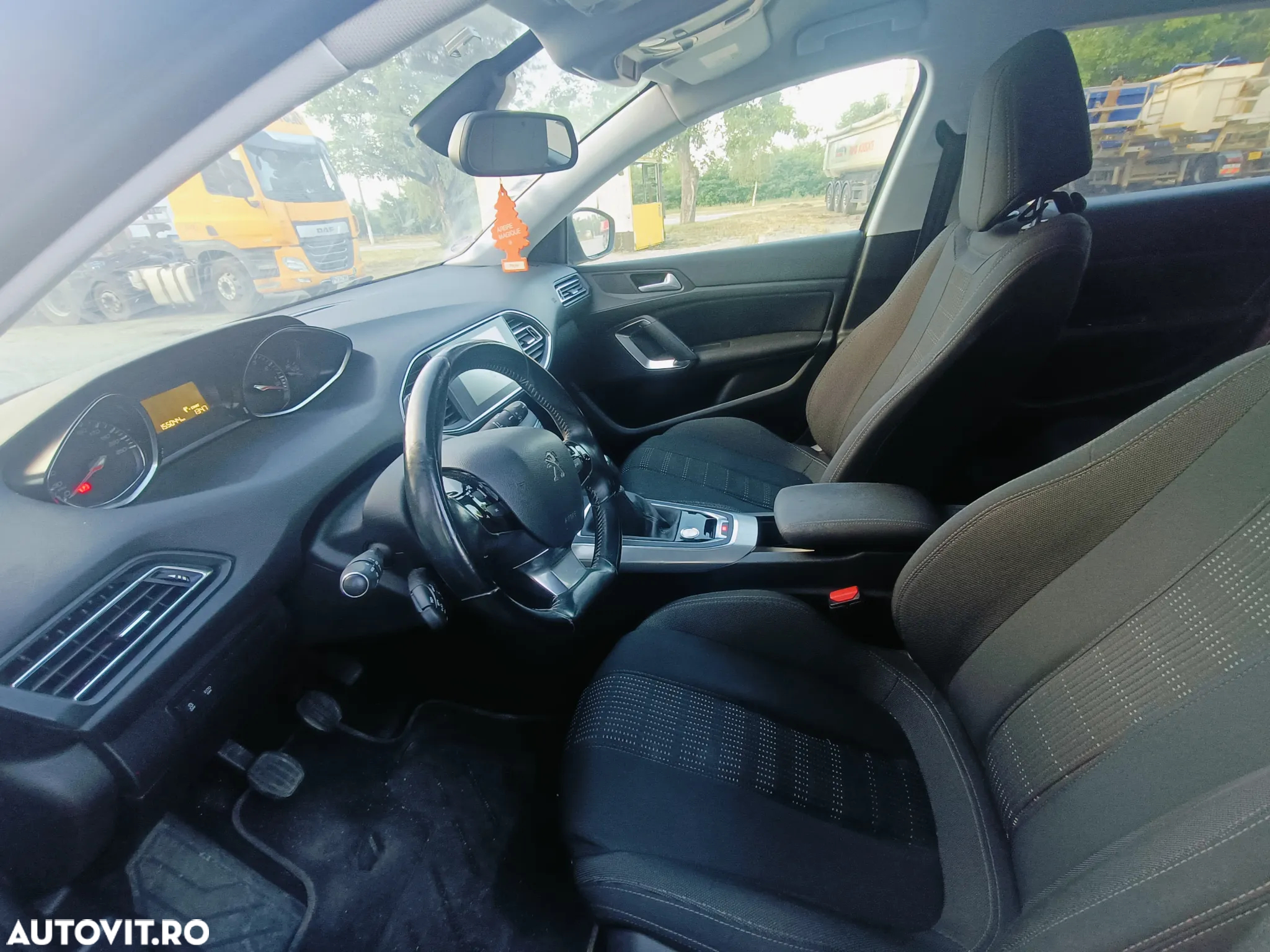 Peugeot 308 1.2 L PureTech Turbo Allure - 8