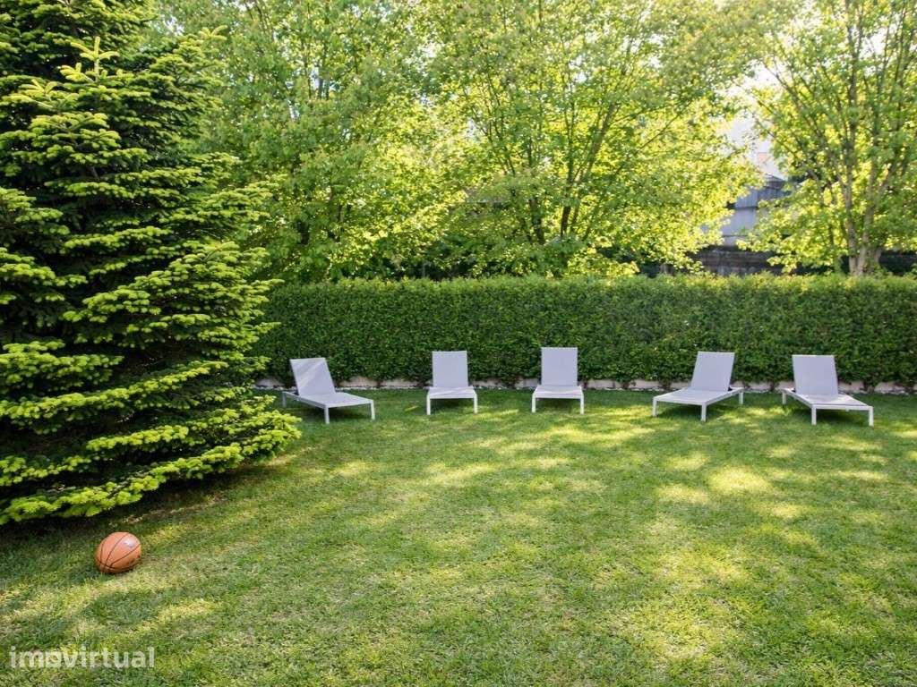 Moradia T4 com 4 frentes e jardim privado com árvores espaço e lumi... - Grande imagem: 2/31