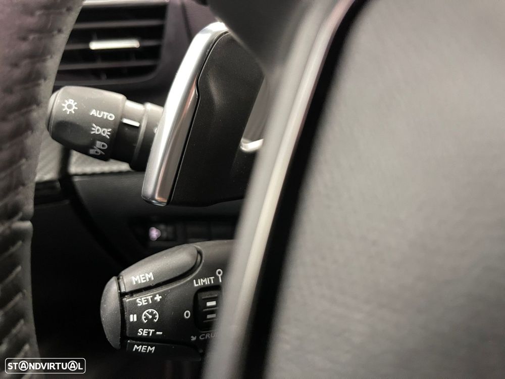 Peugeot 2008 1.2 Hybrid Allure e-DCS6 - 37