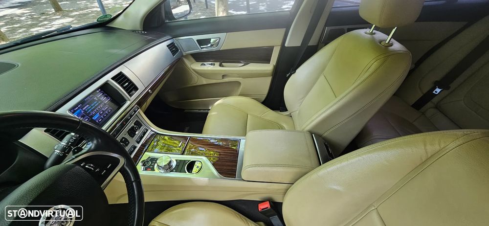 Jaguar XF 2.2 D Premium Luxury - 12