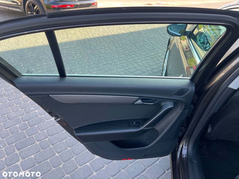 Volkswagen Passat 1.6 TDI BMT Comfortline - 17