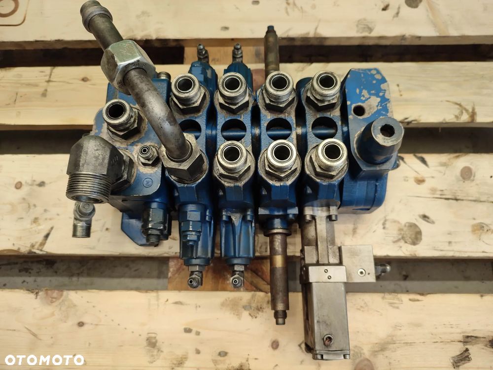 Rozdzielacz hydrauliczny New Holland LM 5090 (ASX01) - 3
