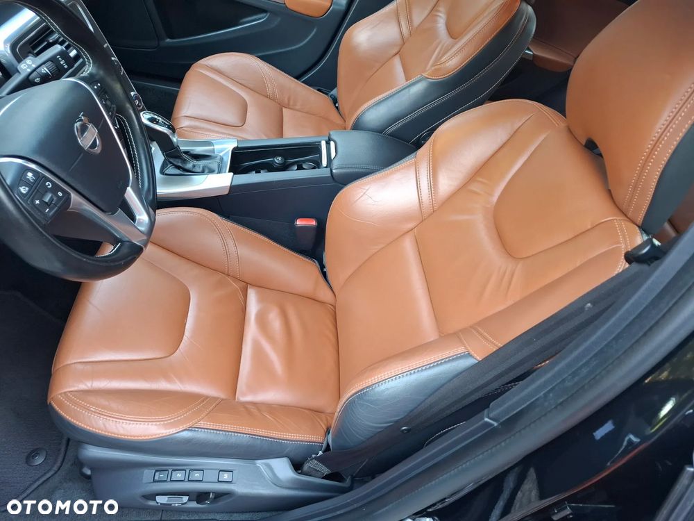 Volvo V60 D6 AWD Plug-in Hybrid R-Design Summum - 3