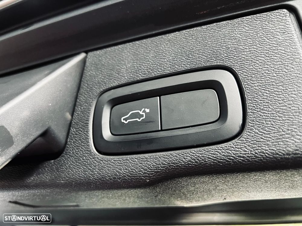Volvo XC 60 2.0 T8 PHEV Momentum Plus AWD - 44