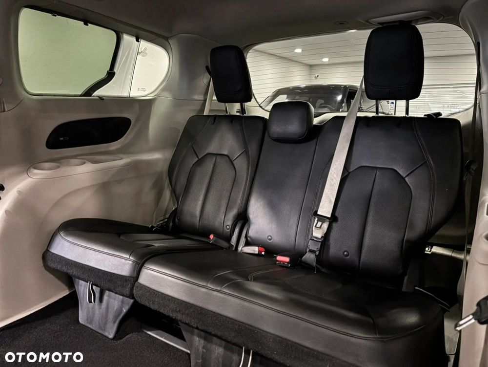 Chrysler Pacifica - 16