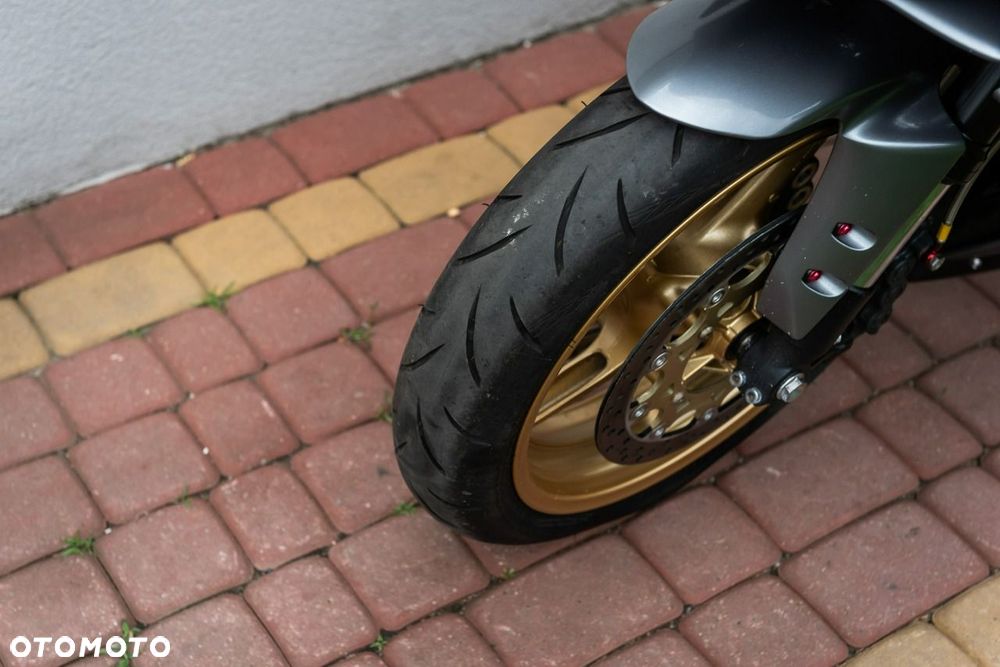 Yamaha R1 - 8