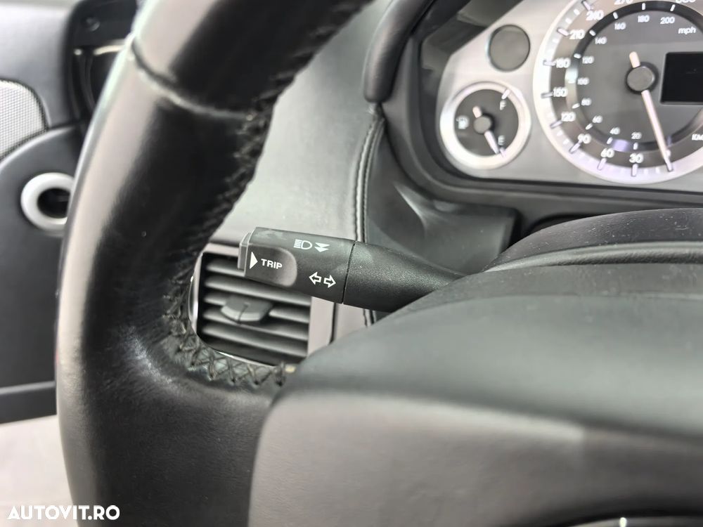 Aston Martin V8 Vantage S - 26