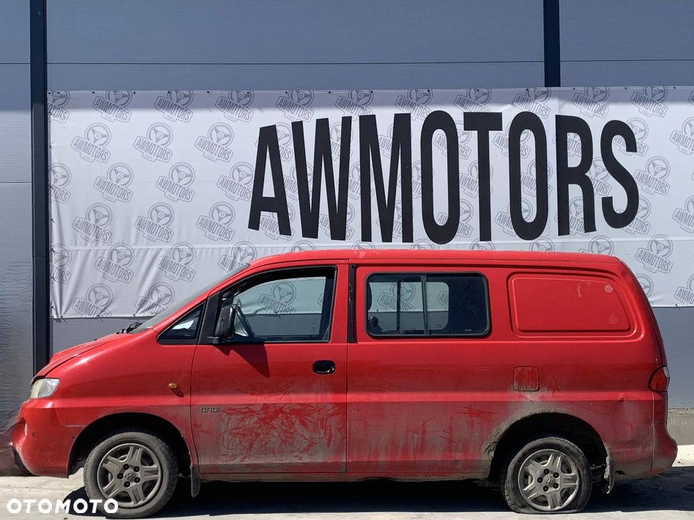 HYUNDAI H-1 2004 *SAMOCHÓD NA CZĘŚCI* 4923  HIPHOP RED MASKA, LAMPA, DRZWI, LUSTERKO, ZDERZAK, GRILL, BŁOTNIK, KLAPA, BELKA, DESKA, FOTELE, KANAPA, ĆWIARTKA KIEROWNICA, TARCZE, ZACISKI, ZAWIESZENIE, KOMPLETNY PRZÓD, KOMPLETNY TYŁ, LICZNIK, ZEGARY, PRAWE LEWE PRZÓD TYŁ - 1