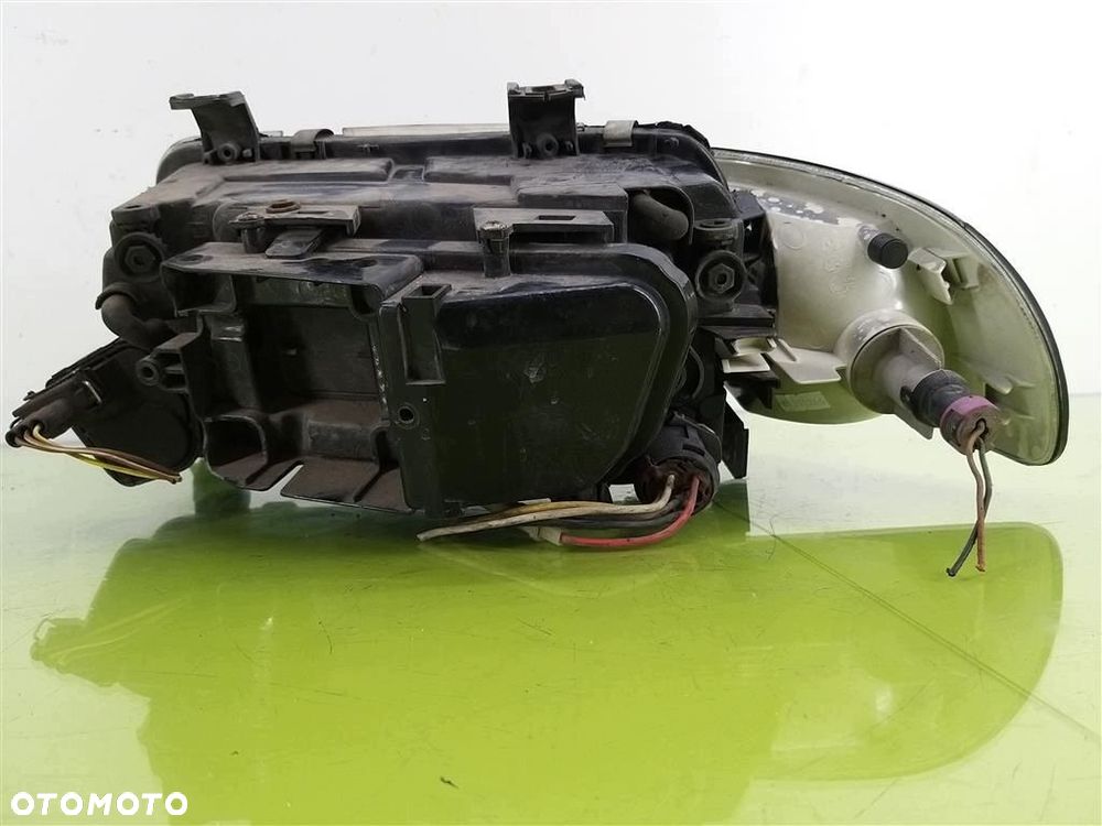 Reflektor lampa przód prawa Audi A4 B5 PRZED LIFTEM 95-99 R 4411136R - 3
