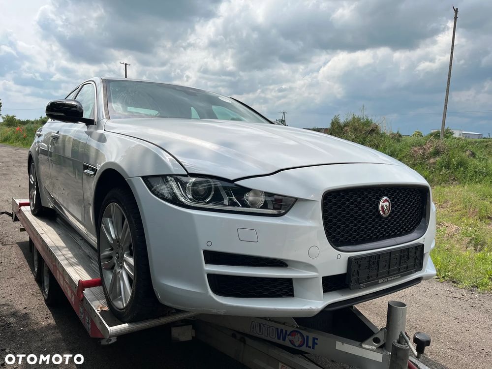 Jaguar XE 2.0 T R-Sport - 5