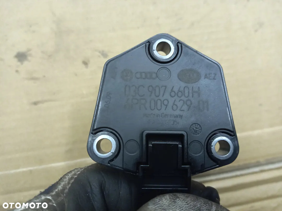 Audi A6 C6  3.0 V6 TFSI CAJ czujnik poziomu oleju 03C907660H - 2