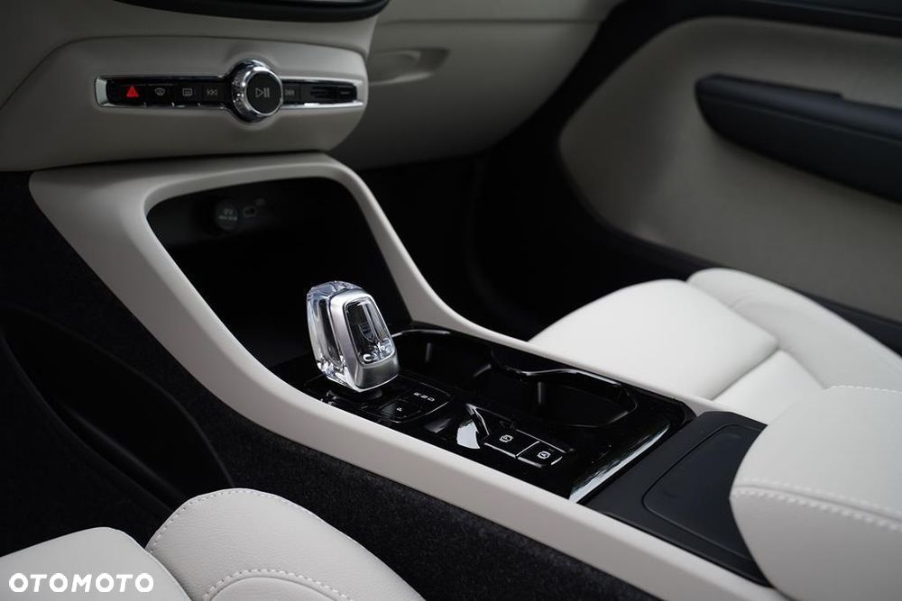 Volvo XC 40 B3 Plus Dark - 20