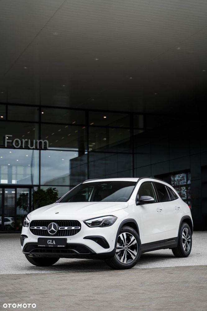 Mercedes-Benz GLA - 4