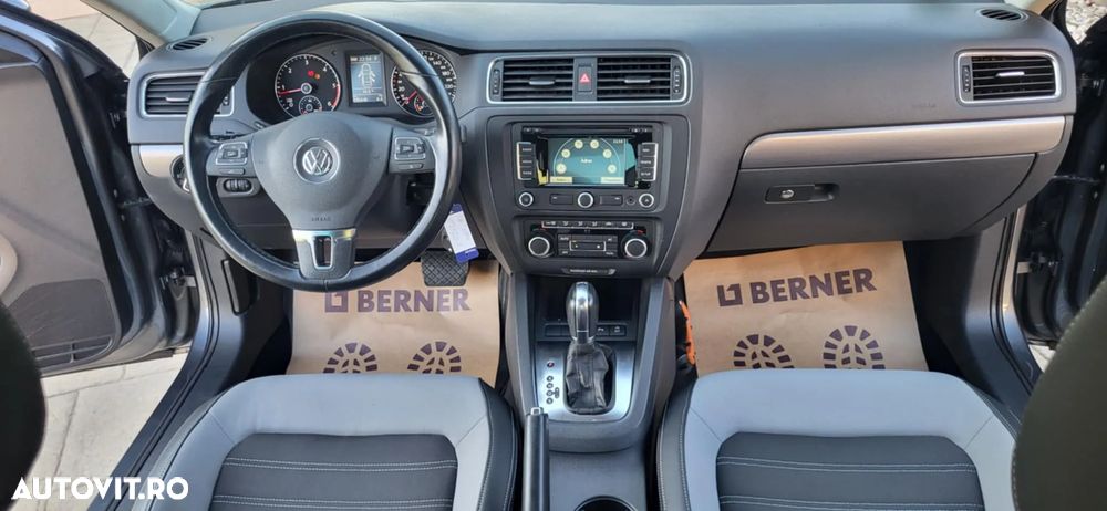 Volkswagen Jetta - 4