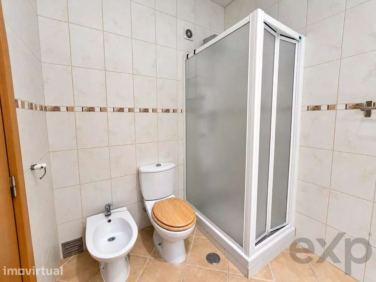 Moradia T3+1 com áreas surpreendentes, enorme cave, garagem e amplo es - Grande imagem: 5/26