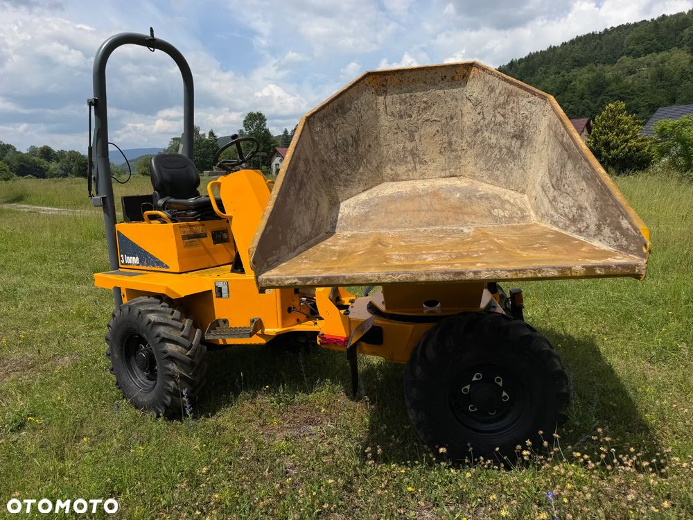Thwaites MACH 573. Wozidło Budowlane-Rolnicze. Wózek z Obrotową Kolebą. 3 tony ładowność. 4x4. Silnik 3 cylindry. Yanmar 36 KM. 1999 mtg. 2016 rok. Jazda 3 prędkości. Maszyna jak Nowa z Norweskiego Gospodarstwa! Ani deka luzów i wycieków! Pełny Oryginał. Hamulce brzytwa. Serwisy w DEKRA. Maszyna Woziła lekkie ładunki. Praktycznie zerowe zużycie. Wielka Okazja. Wszystko w pełnym Oryginale. Opony Oryginał w super stanie Oświetlenie Fabryczne! - 3