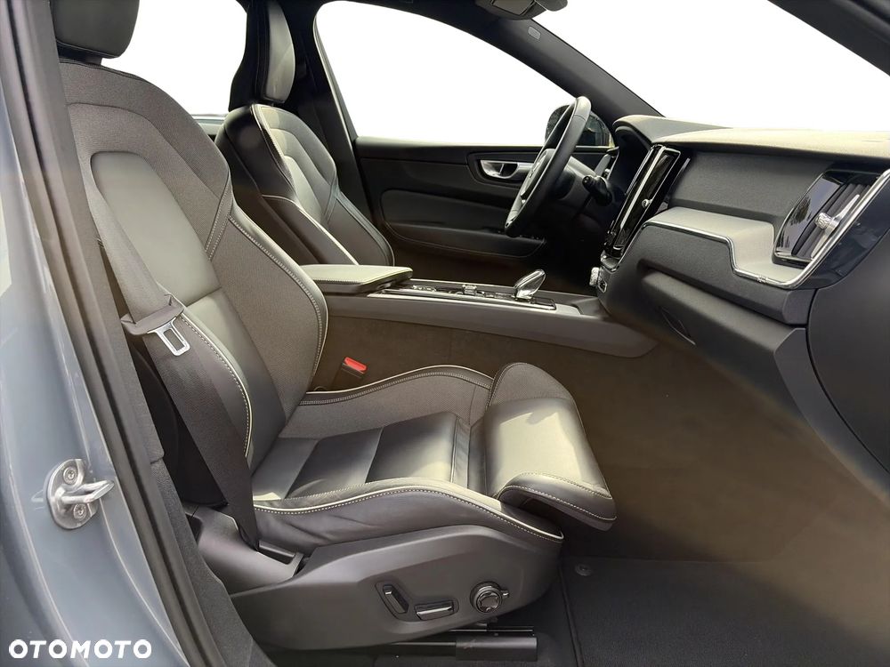 Volvo XC 60 B4 D AWD Plus Dark - 33