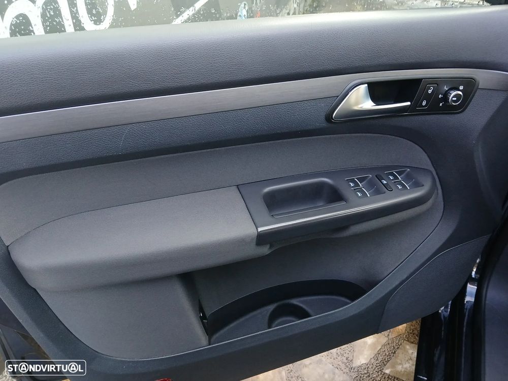 VW Touran 1.6 TDI Blue.Highine 7L - 24