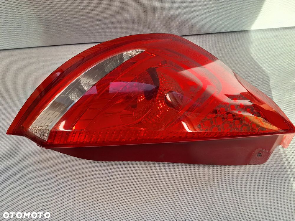 Ford Fiesta Mk7 lampa lewa tył 8A6113405A - 3