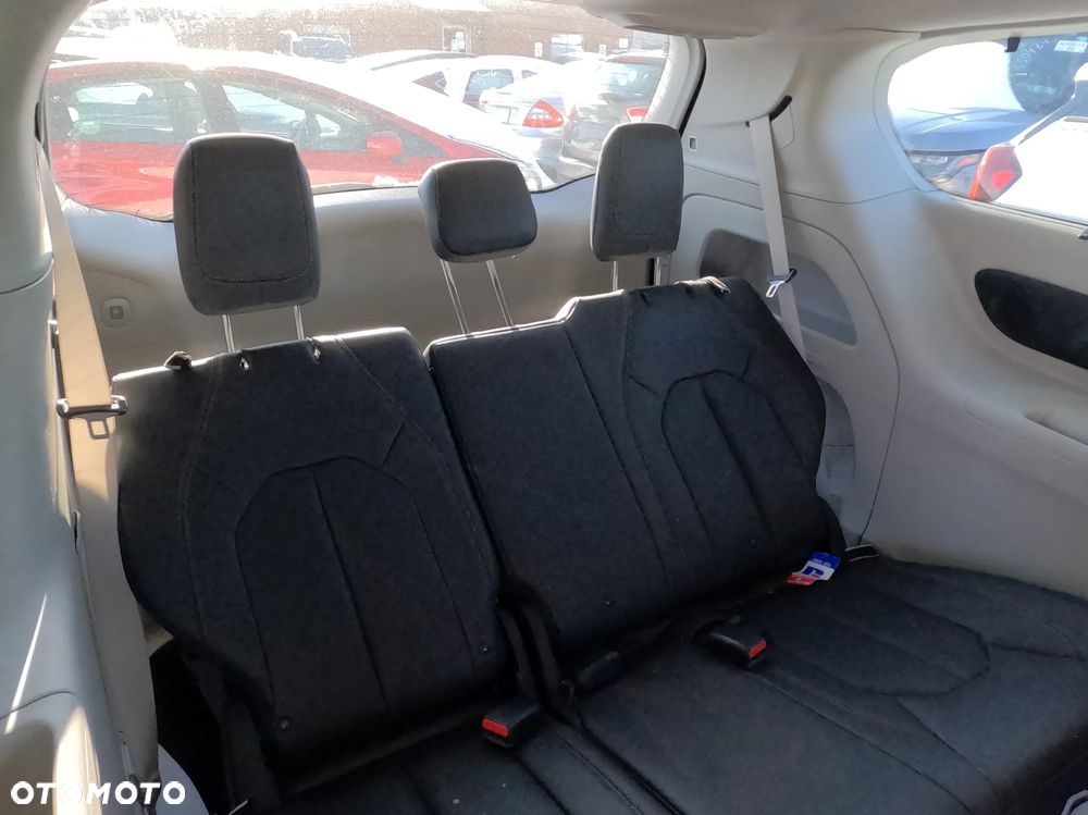 Chrysler Pacifica - 17