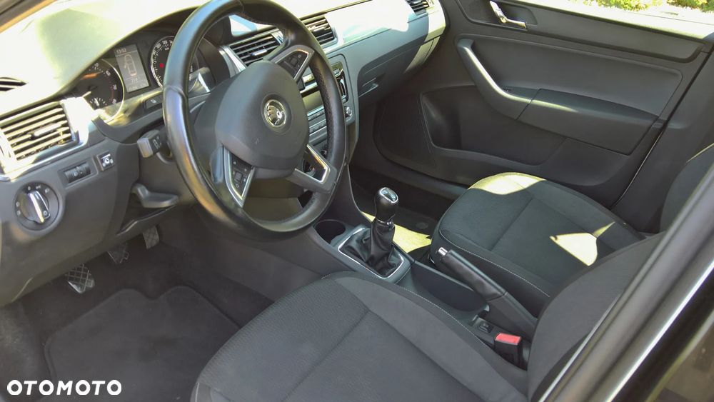 Skoda RAPID 1.2 Ambition Max - 34